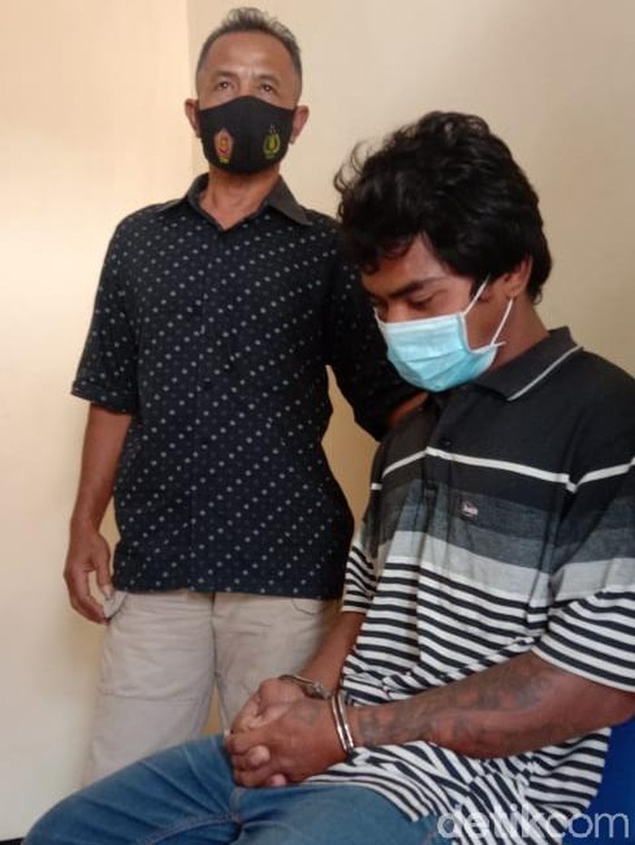 Mohamad Bahlul Abidin (25) warga Terik, Kecamatan Krian tega menganiaya ibu kandungnya. Penganiayaan terjadi setelah sang ibu menegur dirinya yang pulang membawa teman perempuan.