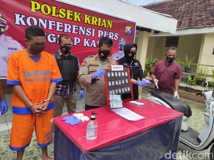 Nur Syafaat (26) warga Desa Tropodo, Kecamatan Krian, Sidoarjo memiliki rencana untuk menikah. Namun ia mengumpulkan biayanya dengan berjualan sabu.