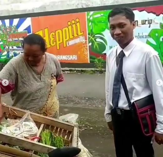 Penjual Sayur Bergaya Necis di Lumajang, Jawa Timur