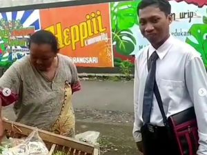 Penjual Sayur Ini Bergaya Necis Bak Orang Kantoran