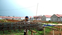 Seorang pekerja konstruksi menyelesaikan pekerjaannya membangun perumahan di tengah pandemi COVID-19. Foto: dok. Bank BTN