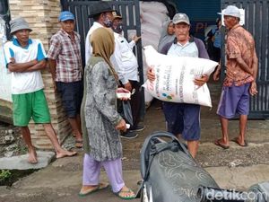 Petani Cirebon Keluhkan Penyaluran Pupuk Bersubsidi
