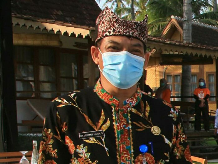 Pemkab Banyuwangi berduka. Plt Kepala Dinas Sosial, Pemberdayaan Perempuan dan Keluarga Berencana (PPKB) Banyuwangi, Lukman Hakim (54) meninggal terpapar COVID-19