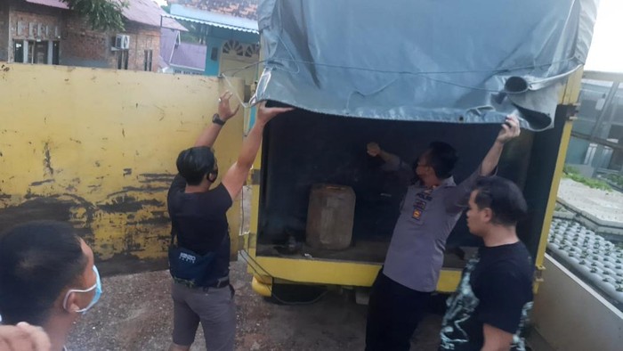 Polisi gerebek rumah penampungan minyak oplosan di Jambi (Dok istimewa)