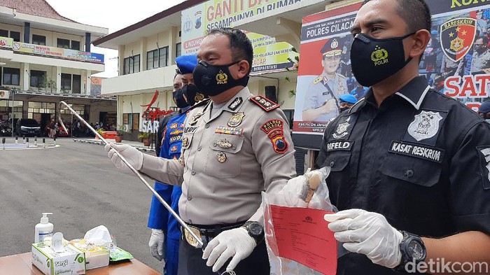 Polisi menunjukkan barang bukti kasus hilangnya 5 ABK di tengah laut yakni kanco dan pisau saat rilis di Polres Cilacap, Kamis (7/1/2021).