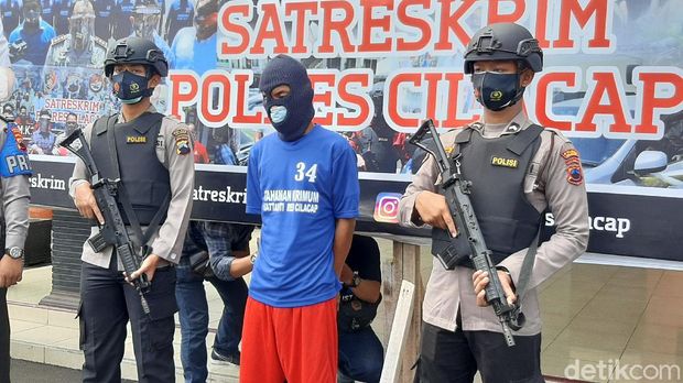 Polisi menunjukkan barang bukti kasus hilangnya 5 ABK di tengah laut yakni kanco dan pisau saat rilis di Polres Cilacap, Kamis (7/1/2021).