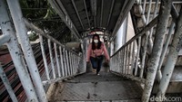 Diketahui JPO tersebut memang kurang terawat terlihat dari banyak bagian yang sudah berkarat, vandalisme dan cat yang mengelupas serta lobang kecil.   