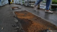 Bagian yang diperbaiki JPO tersebut meliputi pengecatan serta menambal beberapa lubang yang berada di jembatan penyeberangan tersebut.   