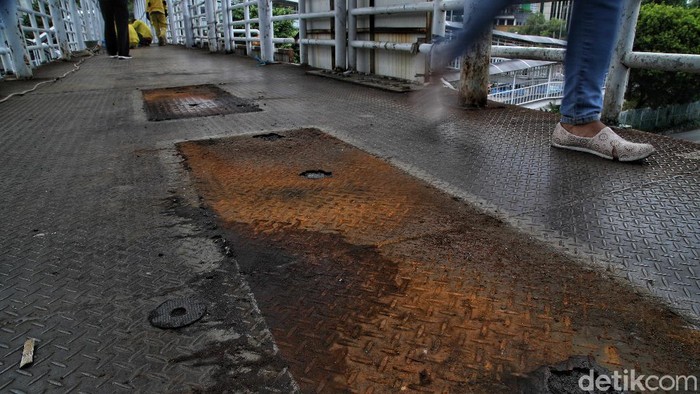 Jembatan penyeberangan orang (JPO) Matraman sedang dalam proses perbaikan mengganti pelat dan pengecatan ulang. Perbaikan ini dalam rangka menindaklanjuti laporan terkait kondisi JPO yang berkarat.