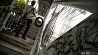 Tidak hanya mengecat ulang dan memperbaiki pelat besi yang keropos dan berkarat, pihak Bina Marga DKI Jakarta juga akan mengganti papan Jakarta Bersih yang tertempel di JPO tersebut.  