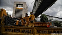 Sebelumnya, pantauan detikcom di lokasi JPO Matraman, Jl Matraman Raya, Jakarta Timur, Kamis (7/1/2021), sekitar pukul 13.30 WIB, ada tujuh petugas dengan seragam kuning di area JPO Matraman. Mereka datang dengan dua mobil operasional.  