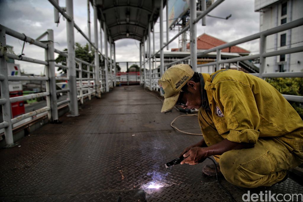 Jembatan penyeberangan orang (JPO) Matraman sedang dalam proses perbaikan mengganti pelat dan pengecatan ulang. Perbaikan ini dalam rangka menindaklanjuti laporan terkait kondisi JPO yang berkarat.