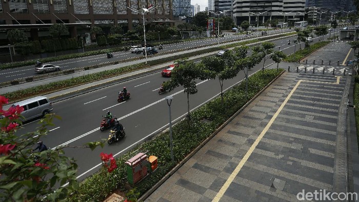 Trotoar Jalan Sudirman-Thamrin tengah hangat dibahas terkait aksi blusukan Mensos Tri Rismaharini yang menemukan tuna wisma. Begini potret trotoar tersebut.