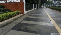 Trotoar ini tengah viral terkait aksi blusukan Tri Rismaharini yang menemukan tuna wisma di kawasan tersebut.