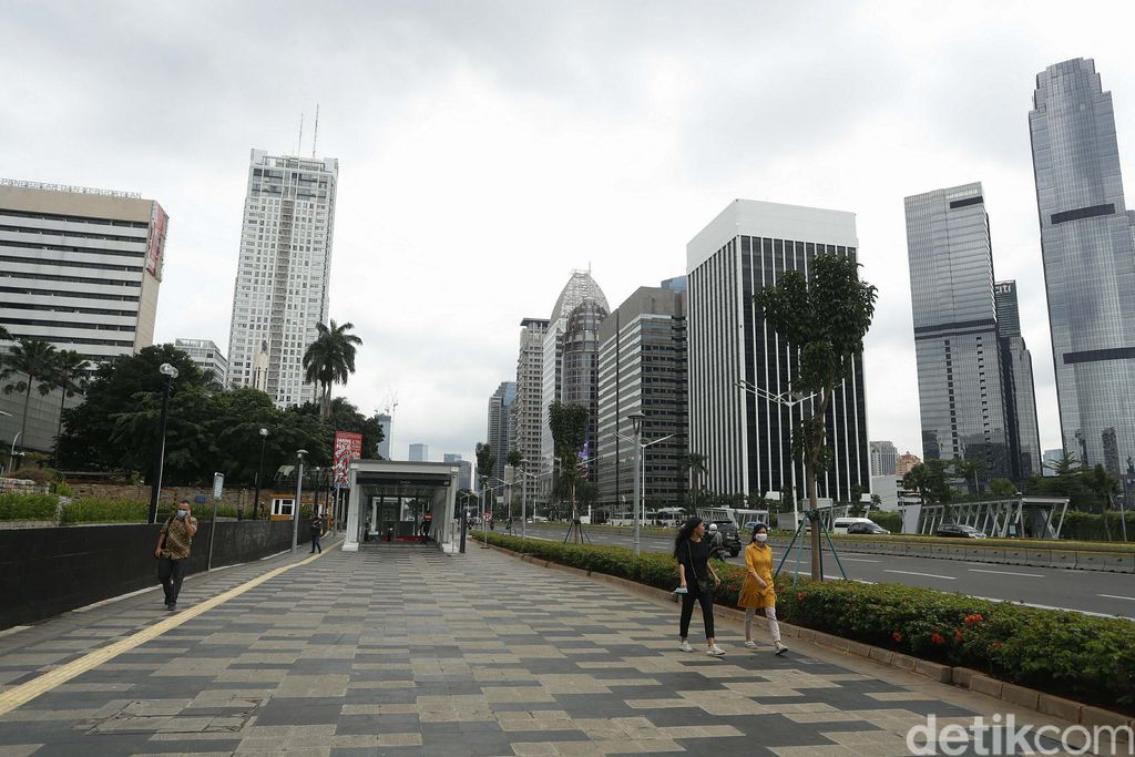 Trotoar Jalan Sudirman-Thamrin tengah hangat dibahas terkait aksi blusukan Mensos Tri Rismaharini yang menemukan tuna wisma. Begini potret trotoar tersebut.