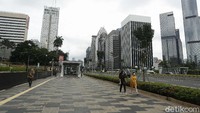 Trotoar itu kini semakin indah dan sedap dipandang mata. Warga berjalan menyusuri trotoar disepanjang jalan Sudirman-Thamrin, Jakarta, Kamis (7/1/2021).