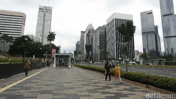Potret Trotoar Sudirman-Thamrin yang Ramai Gegara Aksi Blusukan Risma Trotoar Jalan Sudirman-Thamrin tengah hangat dibahas terkait aksi blusukan Mensos Tri Rismaharini yang menemukan tuna wisma. Begini potret trotoar tersebut.