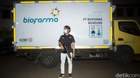 Penyaluran vaksin keseluruh Indonesia dijaga ketat oleh polisi, nampak seorang polisi menjaga truk pengankut vaksin di Jakarta. Rifkianto Nugroho/detikcom