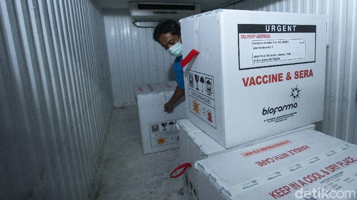 Vaksin COVID-19 tiba di Kantor Dinas Kesehatan DKI Jakarta, Kamis (7/1/2021). Sebanyak 39.200 dosis diterima hari ini.