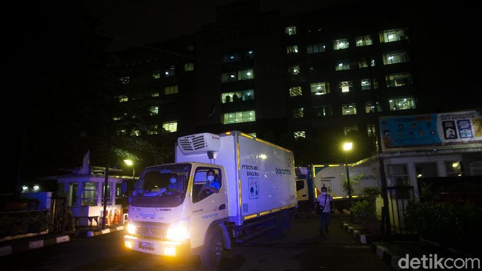 Vaksin COVID-19 tiba di Kantor Dinas Kesehatan DKI Jakarta, Kamis (7/1/2021). Sebanyak 39.200 dosis diterima hari ini.