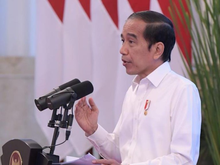 Presiden Jokowi saat rapat terbatas penanganan COVID-19 di Istana Negara