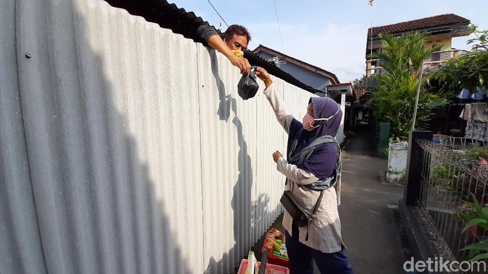 Pria Banyumas memagari rumahnya dengan seng karena takut kena Corona. Sabar Suharno (46) memutuskan membatasi interaksi keluarganya selama pandemi Corona.
