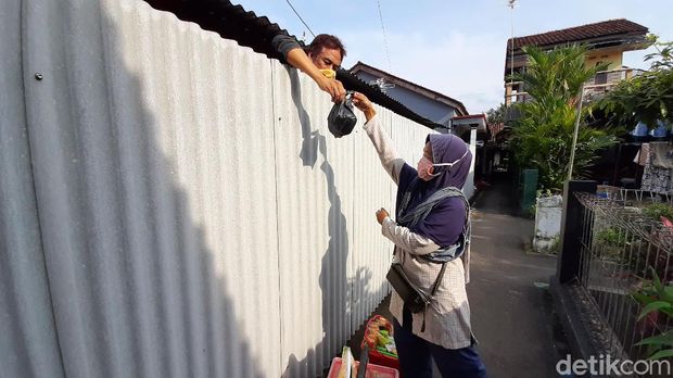 Pria Banyumas memagari rumahnya dengan seng karena takut kena Corona. Sabar Suharno (46) memutuskan membatasi interaksi keluarganya selama pandemi Corona.