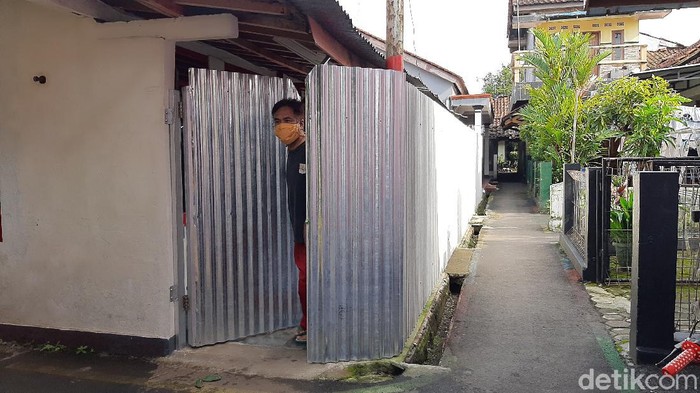 Pria Banyumas memagari rumahnya dengan seng karena takut kena Corona. Sabar Suharno (46) memutuskan membatasi interaksi keluarganya selama pandemi Corona.