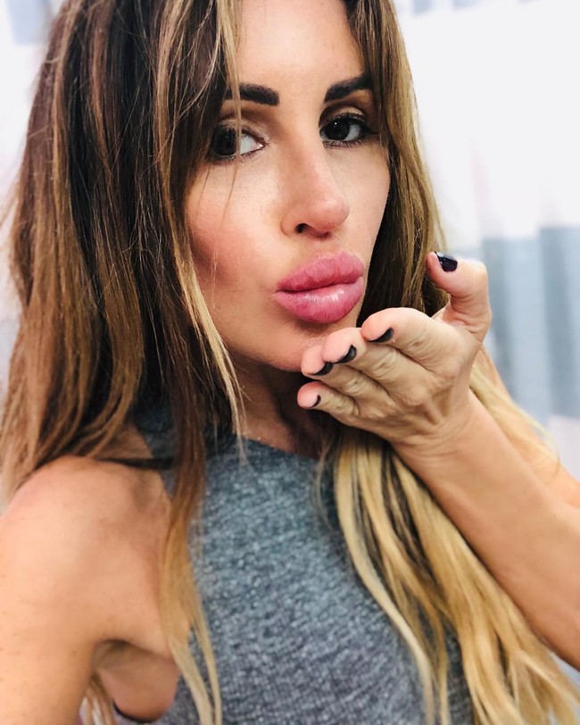 Dalam sebuah dokumenter yang tayang di HBO, Rachel Uchitel yang pernah menjadi selingkuhan Tiger Woods membeberkan kisah cinta terlarangnya dengan sang pegolf.  Foto: dok. Instagram