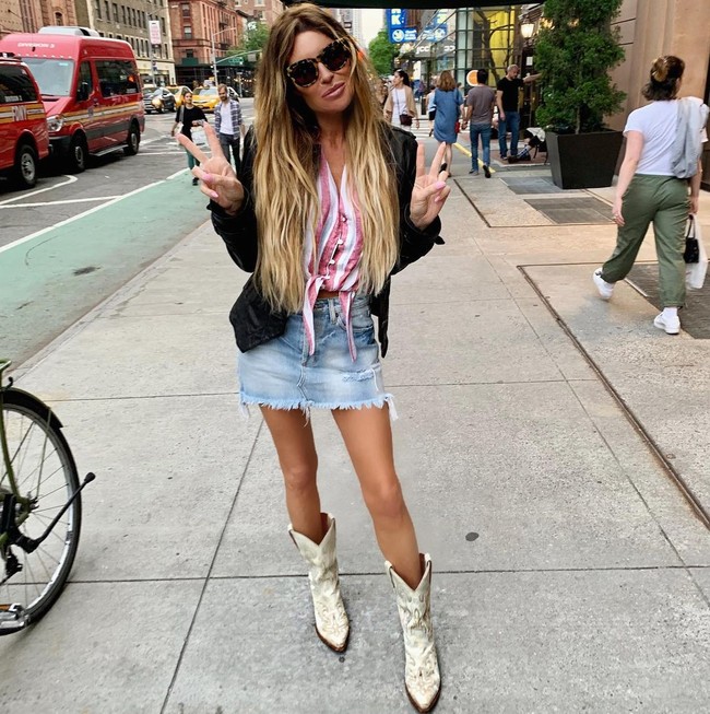 Kepada Rachel, Tiger Woods pun sempat membanding-bandingkan dirinya dengan sang istri kala itu. Menurut Tiger, Rachel berbeda dengan Elin Nordegren. Satu hari aku bertanya padanya mengapa dia tidak bersama Elin. Dia mengatakan bahwa Eline tidak bertanya seperti kamu, dia tidak sepertimu, ucap Rachel menirukan Tiger.  Foto: dok. Instagram