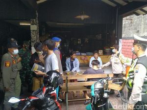 Warga Surabaya yang Nongkrong di Warkop Tanpa Masker Langsung Dites Swab
