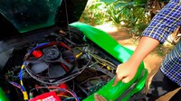Seperti Lamborghini asli, mesinnya diletakkan di bagian belakang, bahkan ditambahkan penutup kaca. Mesin yang menggerakkan mobil replika Lamborghini adalah mesin dari sepeda motor Hero Glamour. Mobil ini memiliki transmisi empat percepatan dan gigi mundur. Foto: Screenshot Youtube Arun Smoki