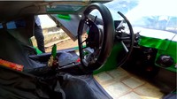 Di bagian interior terdapat sakelar power window, sistem audio, kamera belakang dan depan, hingga smartphone yang berfungsi sebagai speedometer. Dasbor terbuat dari bahan bekas dengan lampu dan sakelar yang terbuat dari barang elektronik lama. Foto: Screenshot Youtube Arun Smoki