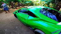 Bodinya tidak memiliki kehalusan dan finishing yang biasa ada di sebuah Lamborghini. Semua panel eksterior replika ini terbuat dari spanduk fleksi. Lampu depan, saluran udara, semuanya dibuat dengan tangan. Foto: Screenshot Youtube Arun Smoki