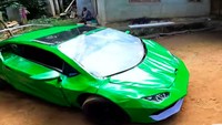 Seorang pria di Kerala, India, membuat replika mobil Lamborghini Huracan menggunakan barang rongsokan. Hal itu bisa dilihat di kanal Youtube Arun Smoki. Tampilannya memang jauh dari kata keren sebagai sebuah Lamborghini. Namun karena menggunakan material rongsokan, replika Lamborghini ini punya nilai tambah. Foto: Screenshot Youtube Arun Smoki