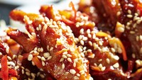 Kalau kamu doyan makanan Korea pasti ketagihan gurih pedas ceker ayam ini. Taburan biji wijen bikin rasa gurihnya nagih. Racik sendiri ceker ayam mercon ala Korea dengan resep ini. Foto: iStock