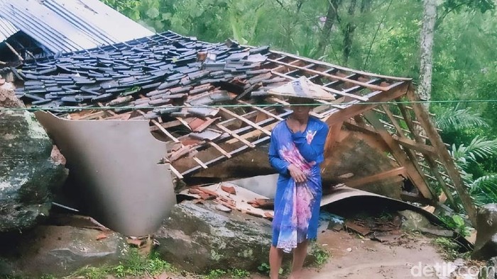 Rumah Ambruk Tertimpa Longsor di Cianjur