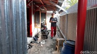 Warga Desa Ajibarang Wetan, Kecamatan Ajibarang, Banyumas ini sudah 10 hari terakhir memilih untuk membatasi interaksinya dengan orang lain. Salah satu alasannya ada tetangga dekat rumahnya dan puluhan warga di desanya yang terpapar virus Corona.