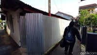Sebelum memutuskan untuk mengelilingi rumahnya dengan pagar seng, Sabar mengaku sudah berkonsultasi dengan ketua RT setempat. Setelah mengantongi izin, Sabar langsung memasang pagar meski menuai pro-kontra dari warga sekeliling rumahnya.