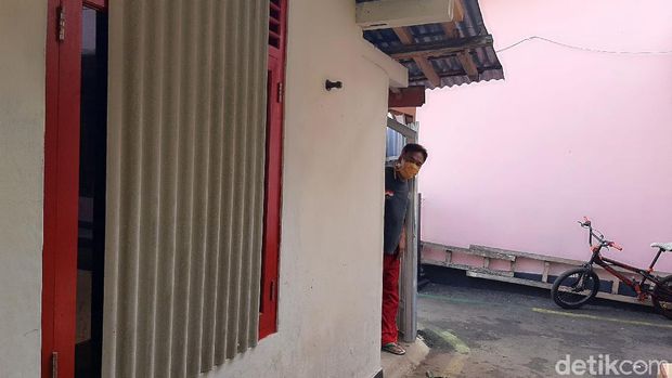 Seorang pria di Banyumas me-lockdown keluarganya di dalam rumah dan memagari rumahnya dengan seng. Hal itu ia lakukan guna terhindar dari infeksi virus Corona.