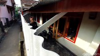 Atas aksinya melakukan lockdown dan memagari rumahnya dengan seng itu, Sabar pun mengaku sempat diprotes oleh anaknya karena membatasi aktivitas mereka dengan orang lain. Namun, Sabar tetap bersikukuh demi memproteksi keluarganya.