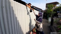 Sejak awal sebelum dipagar pun, dia membatasi semua aktivitas keluar rumah untuk semua anggota keluarganya. Dia memilih untuk membeli makanan via ojek online (ojol) atau dari pedagang yang lewat di depan rumahnya.