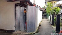 Sabar Suharno (46) memilih memagari rumahnya dengan seng dan me-lockdown keluarganya di dalam rumah akibat kasus virus Corona atau COVID-19 yang terus menanjak.