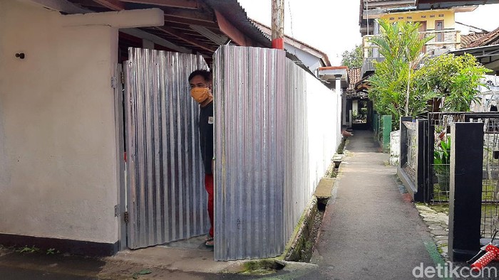 Seorang pria di Banyumas me-lockdown keluarganya di dalam rumah dan memagari rumahnya dengan seng. Hal itu ia lakukan guna terhindar dari infeksi virus Corona.