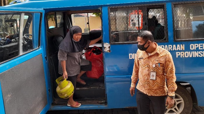 Rusmini dan suami saat terjaring razia PMKS (Foto: Tiara Aliya/detikcom)