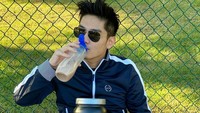 Punya badan ideal, Boy selalu mengisi waktu buat olahraga fisik. Selain itu, ia juga rutin minum susu tinggi protein untuk membantu menambah massa ototnya. Foto: instagram @boywilliam17