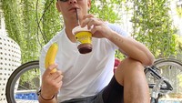 Minum susu sambil makan pisang, menu ini jadi santapan sarapan Boy usai bersepeda. Menu sarapannya sehat banget nih. Foto: instagram @boywilliam17