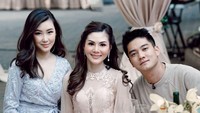 Makan bareng tunangan sekaligus ibu camer, Boy tampil santai. Calon mertuanya yang awet muda bikin banyak orang gagal fokus. Segelas red wine menjadi teman santai keluarga ini. Foto: instagram @boywilliam17