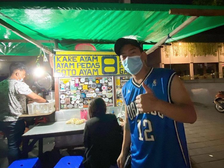 Santainya Boy William Jajan di Pinggir Jalan hingga Makan Pizza di Korea