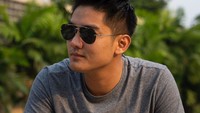 Lewat instagramnya, pria yang kerap membuat konten youtube dengan orang-orang terkenal ini punya banyak momen kulineran. Boy selalu tampil santai saat menikmati makanan dan minuman. Foto: instagram @boywilliam17